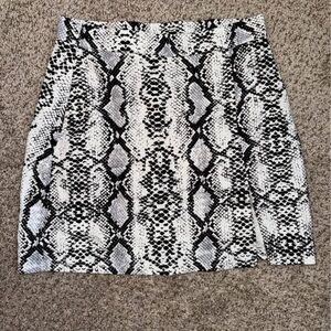 Stylish Black and White Snake Print Skirt